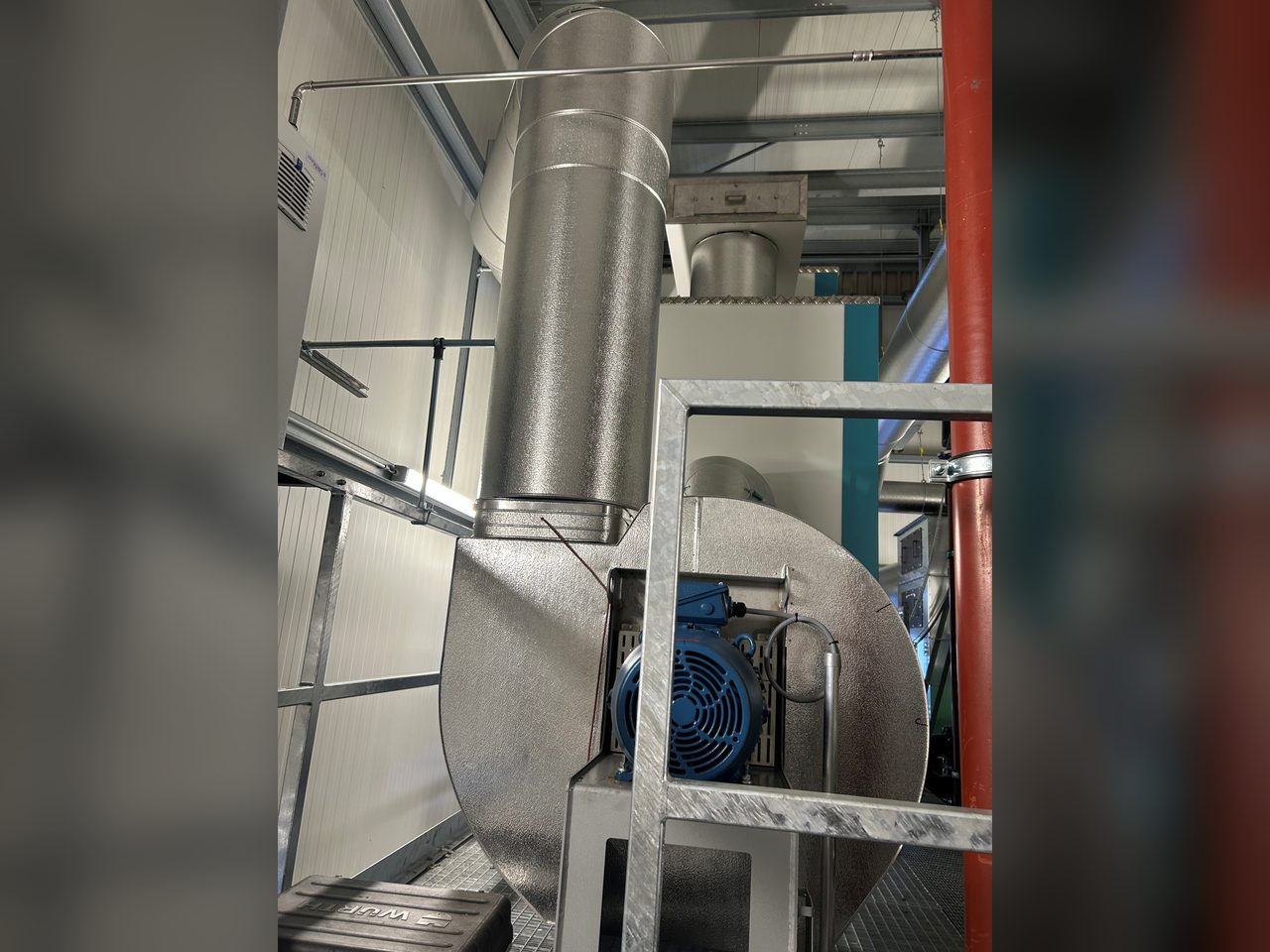 Neoxan Ventilator mit isolierter Abgasleitung einer Kondensationsanlage